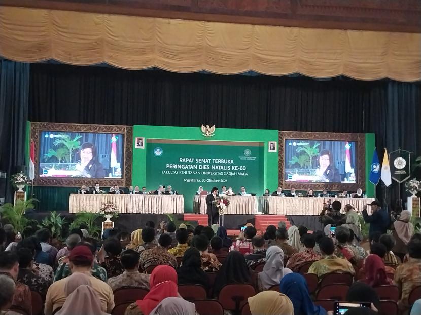 Menteri Lingkungan Hidup dan Kehutanan (LHK), Siti Nurbaya Bakar menghadiri Dies Natalis ke-60 Fakultas Kehutanan UGM.