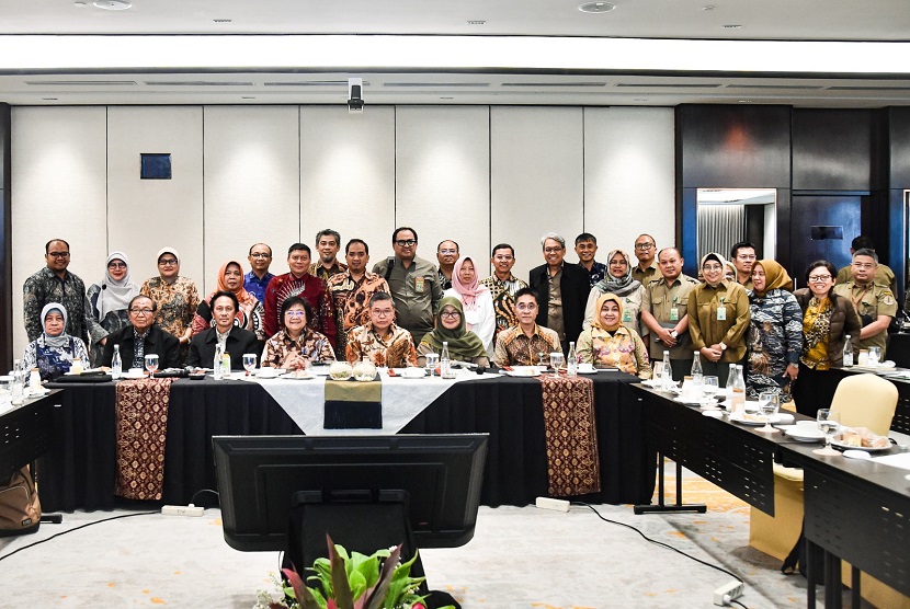 Menteri Lingkungan Hidup dan Kehutanan (LHK) Siti Nurbaya Bakar melakukan pertemuan bersama 20 Guru Besar dan Dekan Fakultas Kehutanan Universitas Gadjah Mada (UGM) membahas topik pembangunan kehutanan berkelanjutan di Indonesia.