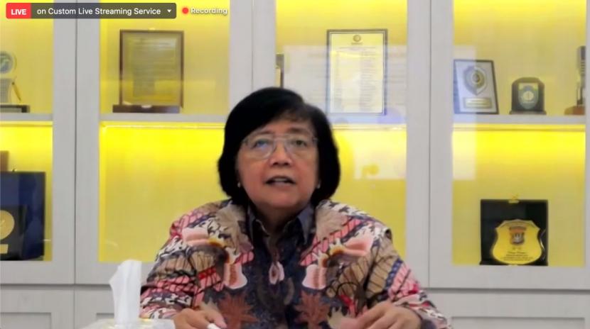 Menteri Lingkungan Hidup dan Kehutanan (LHK) Siti Nurbaya bersama dengan Menteri Kelautan dan Perikanan, Sakti Wahyu Trenggono, secara virtual Rabu (5/5), mengikuti diskusi yang dibalut dengan tema “Executive Brief: State of The Art Blue Carbon di Indonesia”.