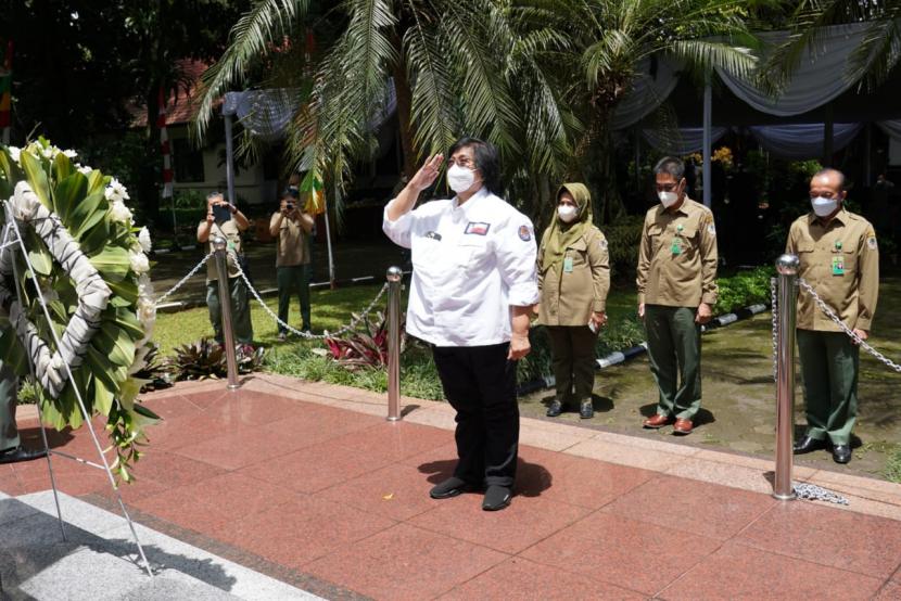 Menteri Lingkungan Hidup dan Kehutanan (LHK), Siti Nurbaya memimpin renungan suci di Tugu Pahlawan Rimbawan Kampus Gunung Batu, Bogor (15/3). Renungan Suci bersama para pejabat Pimpinan Tinggi lingkup Kementerian LHK ini, dilakukan dalam rangkaian peringatan Hari Bakti Rimbawan ke-38 tahun 2021.