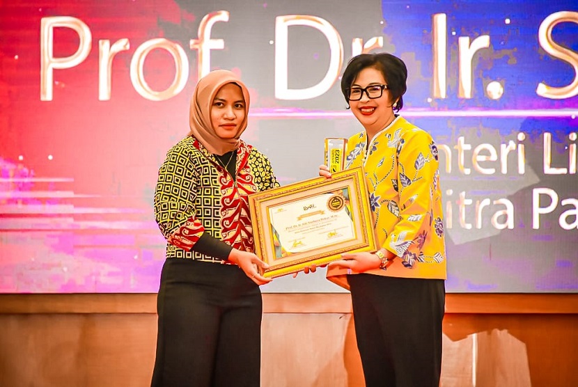 Menteri Lingkungan Hidup dan Kehutanan (LHK), Siti Nurbaya menerima penghargaan dari Koordinatoriat Wartawan Parlemen (KWP) atas kontribusinya sebagai mitra parlemen yang bekerja keras dalam upaya pengendalian perubahan iklim. 