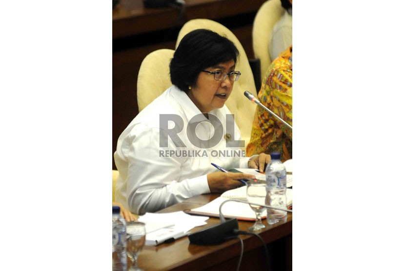 Menteri Lingkungan Hidup dan Kehutanan (LHK) Siti Nurbaya mengikuti rapat kerja dengan Komisi IV DPR RI di kompleks Parlemen Senayan, Jakarta, Senin (25/5).