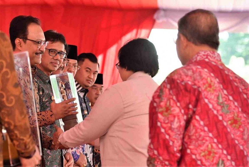 Menteri Lingkungan Hidup dan Kehutanan (LHK) Siti Nurbaya menyerahkan 10 Kalpataru kepada perintis, pengabdi, penyelamat dan pembina lingkungan pada puncak peringatan Hari Lingkungan Hidup (HLH) 2017 di Manggala Wanabakti.
