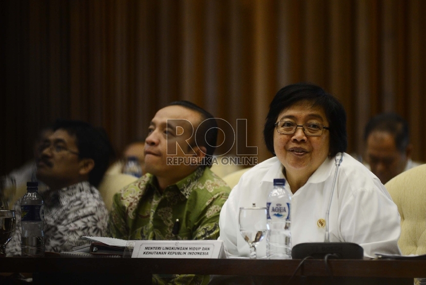  Menteri Lingkungan Hidup dan Kehutanan Siti Nurbaya (kanan) mengikuti rapat kerja bersama Komisi IV DPR yang digelar di Kompleks Parlemen, Jakarta, Kamis (29/10).     (Republika/Raisan Al Farisi)