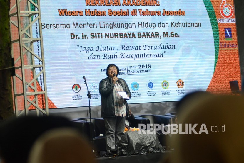 Menteri Lingkungan Hidup dan Kehutanan Siti Nurbaya Bakar berdialog dengan mahasiswa pada Rekreasi Akademik Wicara Hutan Sosial di Tahura Juanda, Bandung, Rabu (28/11).