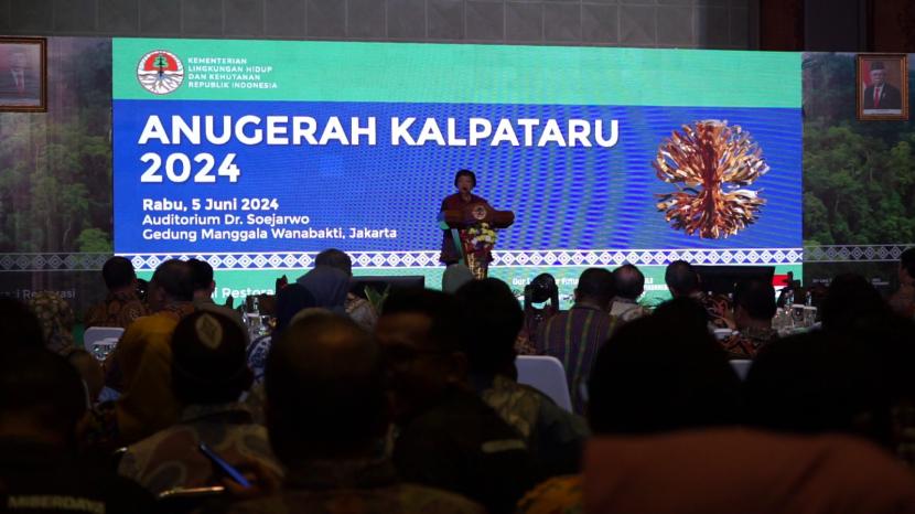 Menteri Lingkungan Hidup dan Kehutanan Siti Nurbaya Bakar berpidato dalam pemberian penghargaan kalpataru.