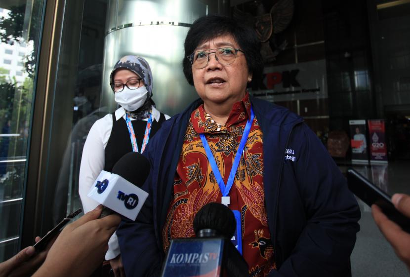 Menteri Lingkungan Hidup dan Kehutanan Siti Nurbaya Bakar (kanan) 