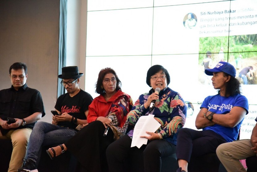 Menteri Lingkungan Hidup dan Kehutanan Siti Nurbaya Bakar (kedua kanan) bersama Menteri Kelautan dan Perikanan Susi Pudjiastuti (tengah) saat menghadiri takshow di arena pameran foto The Jakarta Post Headliners, di Jakarta, Jumat (27/4). Siti Nurbaya mengakui pemerintah tidak bisa mengabaikan medsos dalam menyosialisasikan kebijakan-kebijakannya.