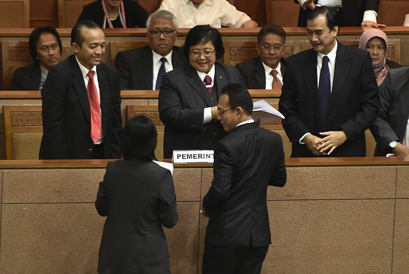 Menteri Lingkungan Hidup dan Kehutanan Siti Nurbaya Bakar (tengah) menerima berkas salinan pandangan Komisi VII DPR terkait Perjanjian Paris saat rapat paripurna di Kompleks Parlemen, Senayan, Jakarta, Rabu (19/10).