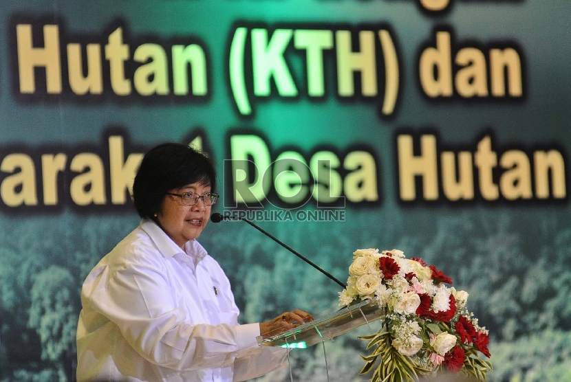   Menteri Lingkungan Hidup dan Kehutanan Siti Nurbaya berikan sambutan saat membuka Temu Wicara Kelompok Tani Hutan (KTH) di Jakarta, Selasa (26/5). (Republika/Tahta Aidilla)