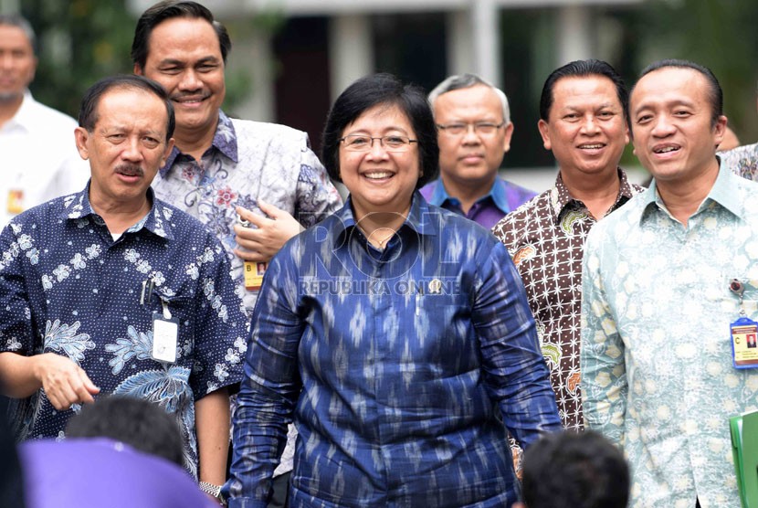  Menteri Lingkungan Hidup dan Kehutanan Siti Nurbaya berjalan kaki dari Gedung Kementrian Lingkungan Hidup dan Kehutanan menuju Gedung DPD di Komplek Parlemen, Senayan, Jakarta, Rabu (5/11). (Republika/Agung Supriyanto)