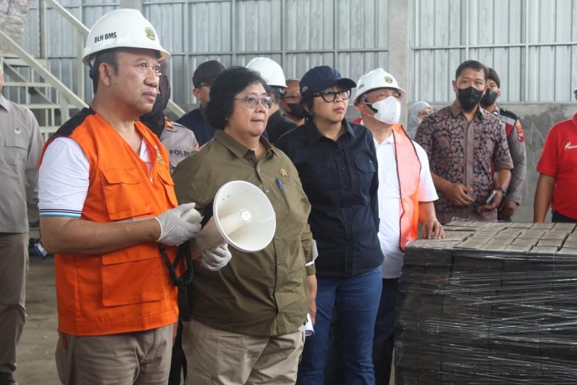 Menteri Lingkungan Hidup dan Kehutanan Siti Nurbaya berkunjung ke Tempat Pembuangan Akhir Berbasis Lingkungan dan Edukasi (TPA BLE), dan Tempat Pengelolaan Sampah Terpadu (TPST) Gunungtugel di Kabupaten Banyumas, Ahad (8/1/2023). 