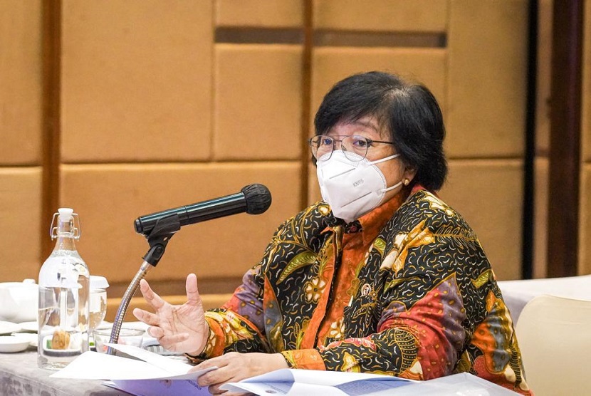 Menteri Lingkungan Hidup dan Kehutanan Siti Nurbaya dalam pertemuan terkait  pengaturan pengelolaan Perhutanan Sosial khususnya untuk Pulau Jawa
