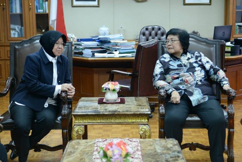 Menteri Lingkungan Hidup dan Kehutanan Siti Nurbaya dan Wali Kota Surabaya Tri Rismaharini.