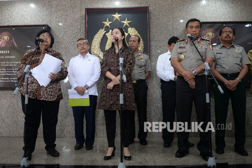 Menteri Lingkungan Hidup dan kehutanan Siti Nurbaya (dari kiri) bersama Menko PMK Puan Maharani, dan Irwasum Mabes Polri Irwasum Polri Dwi Priyatno saat memberikan keterangan pers usai vidio confrence penanganan Karhutla di Mabes Polri, Jakarta, 