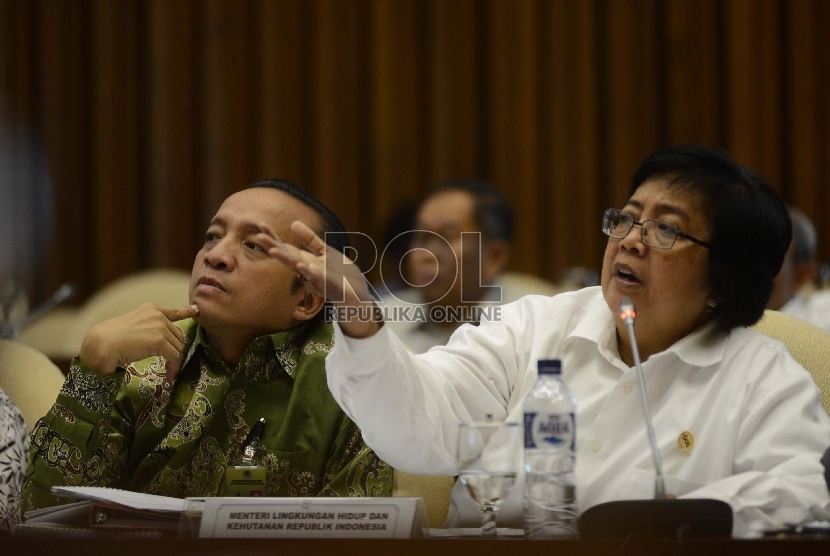  Menteri Lingkungan Hidup dan Kehutanan Siti Nurbaya (kanan) mengikuti rapat kerja bersama Komisi IV DPR yang digelar di Kompleks Parlemen, Jakarta, Kamis (29/10).     (Republika/Raisan Al Farisi)