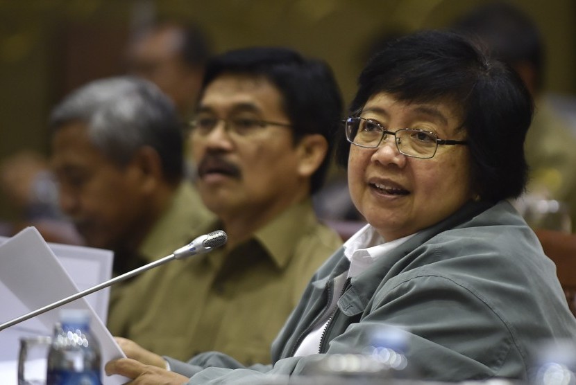 Menteri Lingkungan Hidup dan Kehutanan Siti Nurbaya (kanan).