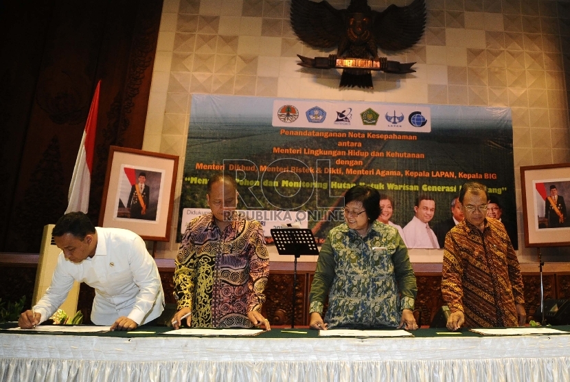 Menteri Lingkungan Hidup dan Kehutanan Siti Nurbaya (kedua kanan) saat melakukan penandatanganan kerjasama lintas kementrian dan sektor di Jakarta, Selasa (16/6).(Republika/Tahta Aidilla)