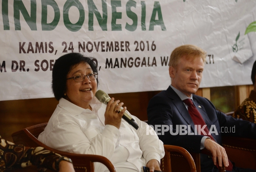 Menteri Lingkungan Hidup dan Kehutanan Siti Nurbaya (kiri), dan Duta Besar Uni Eropa untuk Indonesia Vincent Guerent menggelar konferensi pers seusai Perayaan Lisensi FLEGT di Kementerian Lingkungan Hidup dan Kehutanan, Jakarta, Kamis (24/11). 
