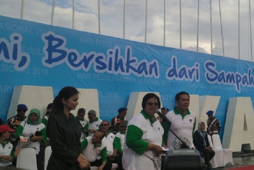 Menteri Lingkungan Hidup dan Kehutanan, Siti Nurbaya memberi sambutan dalam peringatan Hari Peduli Sampah Nasional 2018, di anjungan Pantai Losari, Makassar, Ahad (18/3).