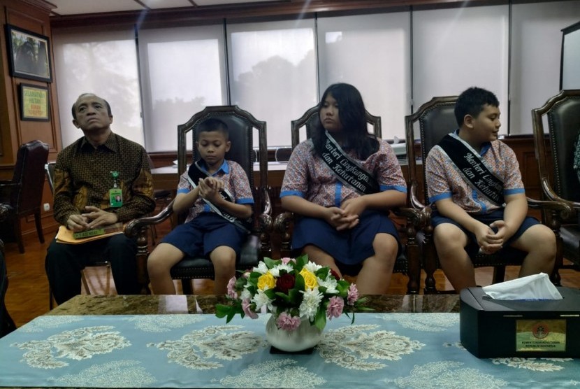 Menteri Lingkungan Hidup dan Kehutanan, Siti Nurbaya memberikan kesempatan kepada tiga siswa sekolah dasar untuk 