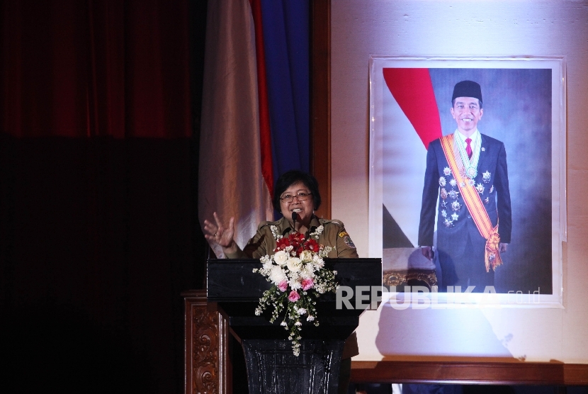 Menteri Lingkungan Hidup dan Kehutanan, Siti Nurbaya memberikan pidato sambutannya saat menghadiri peringatan Hari Bakti Rimbawan ke 33 tahun di Jakarta, Rabu (16/3). (Republika/Rakhmawaty La'lang)