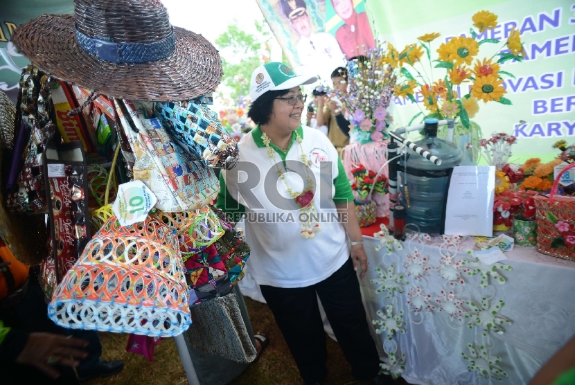 Menteri Lingkungan Hidup dan Kehutanan, Siti Nurbaya memperhatikan desain produk berbahan baku barang bekas pada peringatan Hari Lingkungan Internasional di Lapangan Indrasari Martapura,Banjarmasin, Selasa (16/6). 