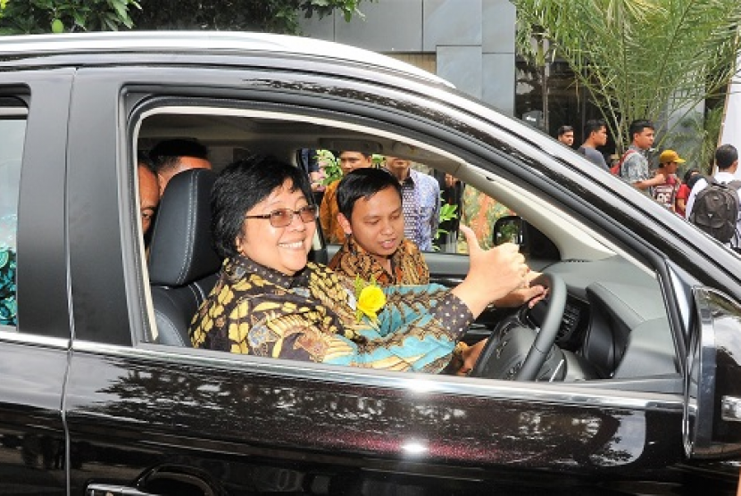 Menteri Lingkungan Hidup dan Kehutanan Siti Nurbaya mencoba mengendarai kendaraan ramah lingkungan.