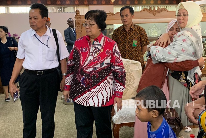 Menteri Lingkungan Hidup dan Kehutanan Siti Nurbaya menemui  keluarga korban pesawat Lion Air JT-610 di posko evakuasi yang berada di  Bandara Soekarno Hatta, Tangerang, Selasa (30/10).