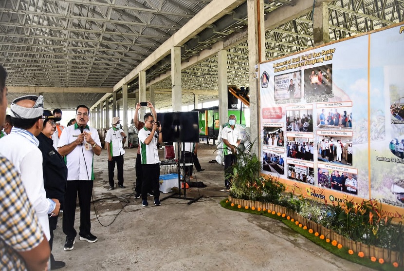 Menteri Lingkungan Hidup dan Kehutanan Siti Nurbaya mengunjungi Tempat Pengelolaan Sampah Terpadu (TPST) Mengwitani Kabupaten Badung dan TPST TOSS (Tempat Olah Sampah Sendiri), Kabupaten Klungkung, Provinsi Bali, Rabu, (11/1/2023). 