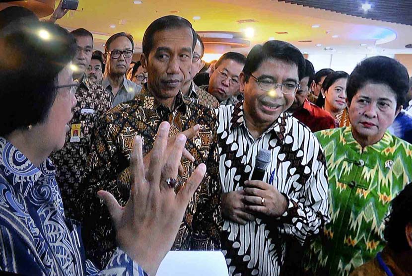 Menteri Lingkungan Hidup dan Kehutanan, Siti Nurbaya menjelaskan kepada Presiden, Jokowi tentang pendelegasian wewenang perizinan di Kementerian Lingkungan Hidup dan Kehutanan ke PTSP Pusat di BKPM.