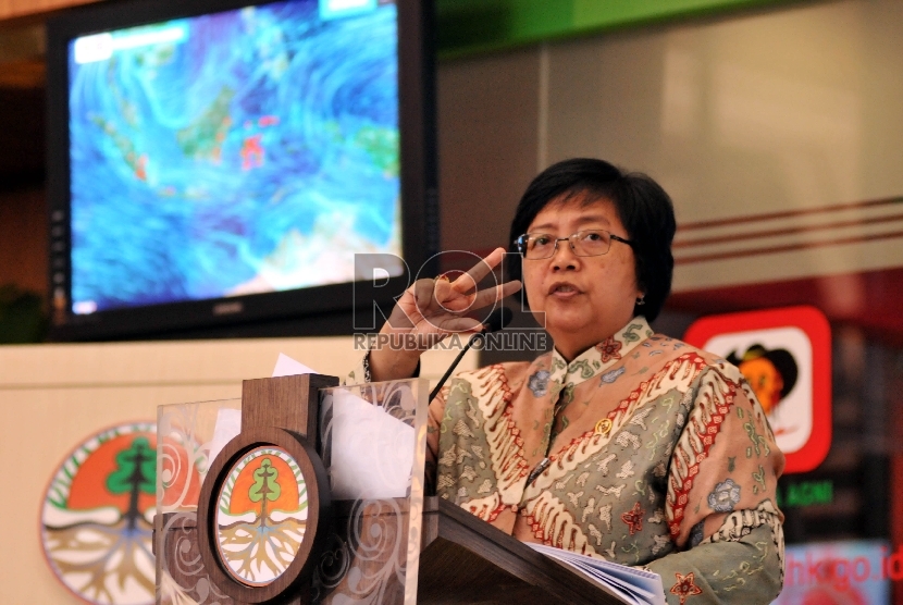 Menteri LHK, Siti Nurbaya menjelaskan kondisi terakhir kebakaran hutan dan lahan di gedung Manggala Wanabakti Jakarta, Jumat (18/9).  (Republika/Rakhmawaty La'lang)