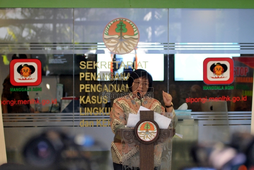 Menteri LHK, Siti Nurbaya menjelaskan kondisi terakhir kebakaran hutan dan lahan di gedung Manggala Wanabakti Jakarta, Jumat (18/9).  (Republika/Rakhmawaty La'lang)