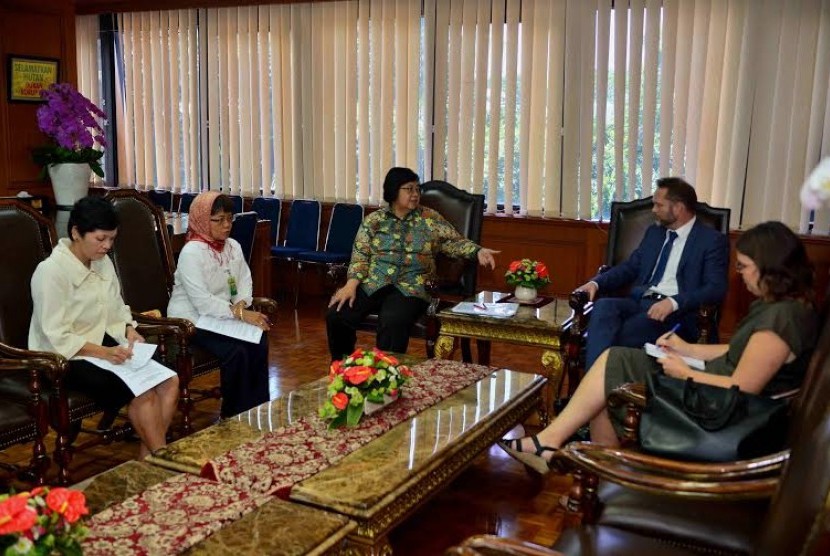  Menteri Lingkungan Hidup dan Kehutanan Siti Nurbaya saat menerima kunjungan Duta Besar Norwegia untuk Indonesia Stig Traavik 