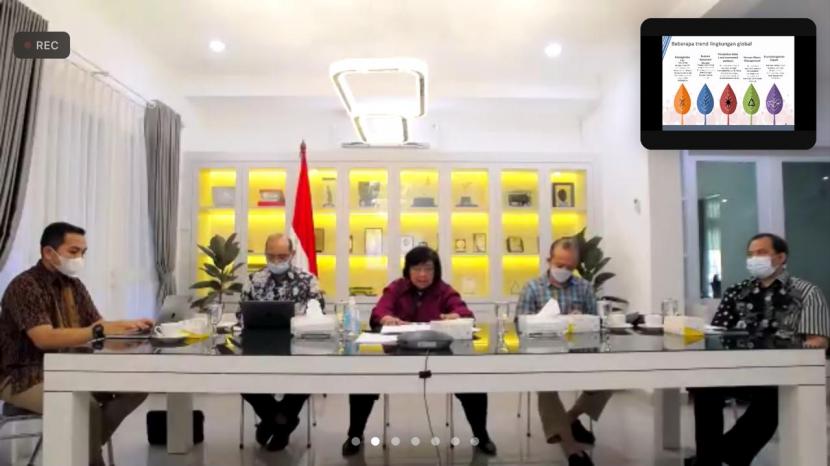 Menteri Lingkungan Hidup dan Kehutanan Siti Nurbaya, saat membuka acara sekaligus menjadi pembicara pada Program Pendidikan Green Leaders yang digagas Institut Hijau Indonesia, di Jakarta, Ahad (23/5). 