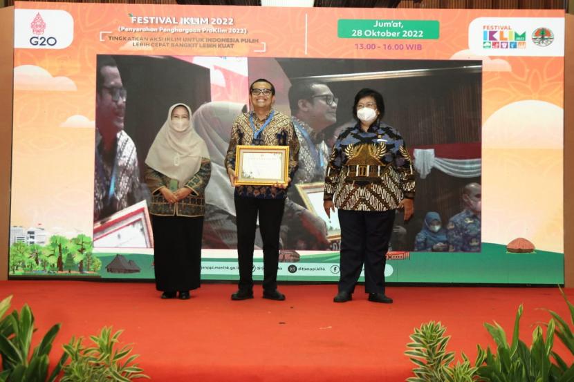 Menteri Lingkungan Hidup dan Kehutanan Siti Nurbaya saat menyerahkan penghargaan Program Kampung Iklim 2022 kepada PT Astra International Tbk.