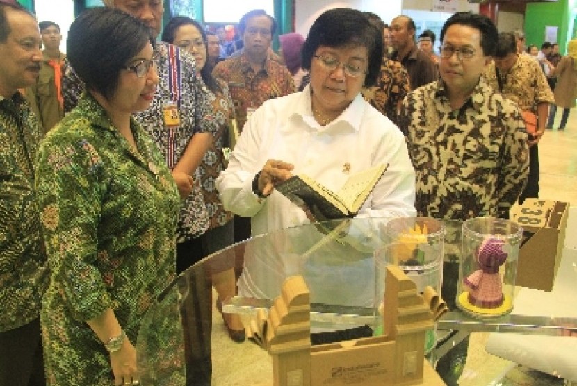 Menteri Lingkungan Hidup dan Kehutanan Siti Nurbaya (tengah).