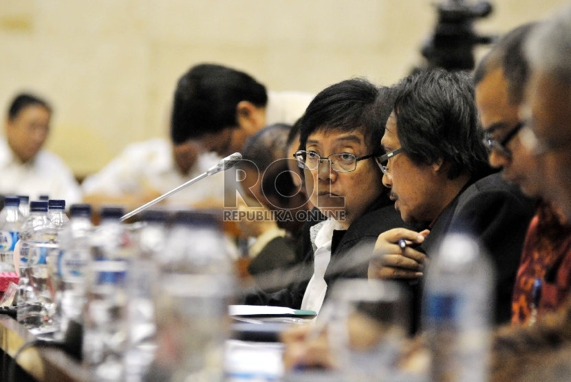 Menteri Lingkungan Hidup dan Kehutanan Siti Nurbaya (tengah) mengikuti rapat kerja dengan Komisi IV DPR di Kompleks Parlemen, Senayan, Jakarta, Rabu (16/9).  (Republika/Rakhmawaty La'lang)