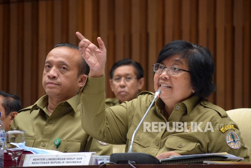 Menteri Lingkungan Hidup dan Kehutanan Siti Nurbaya (kanan).