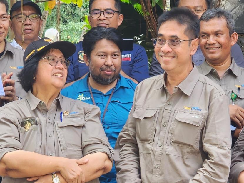 Menteri Lingkungan Hidup dan Kehutanan Siti Nurbaya (kiri).