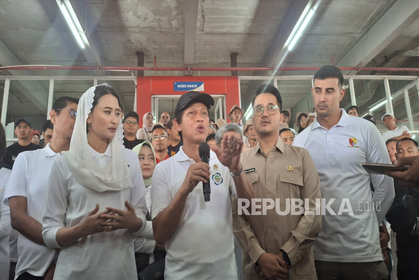 Menteri Lingkungan Hidup Hanif Faisol Nurofik Bersama Menteri Perdagangan Dyah Roro Esti Widya Putri, Wakil Wali Kota Cimahi Adhitia Yudithira dan Wakil Bupati Bandung Ali Syakib Mengunjungi Pasar Atas Baru, Kota Cimahi, Jawa Barat pada Sabtu (22/2/2025). Hanif Meminta Pasar Mengelola Sampah Secara Mandiri