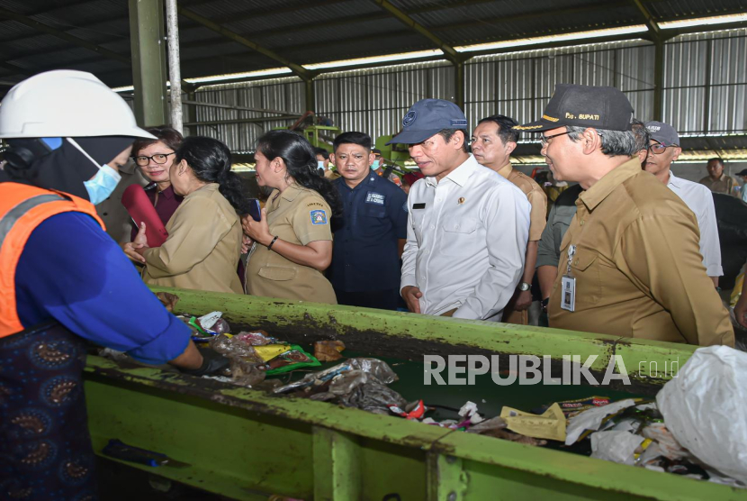 Menteri Lingkungan Hidup Hanif Faisol Nurofiq meninjau TPA Yogyakarta.