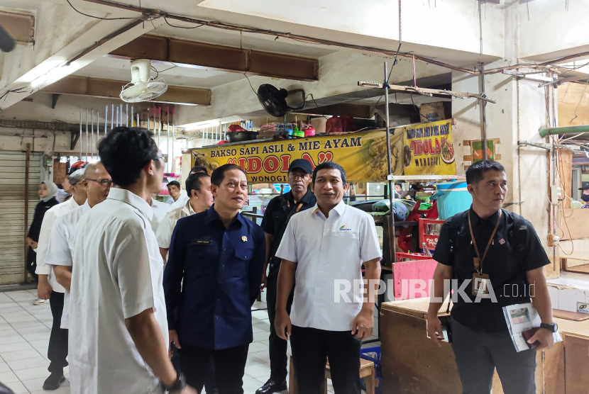 Bukan ke TPA, Sampah Pasar Ini Diubah Jadi Kompos dan Maggot