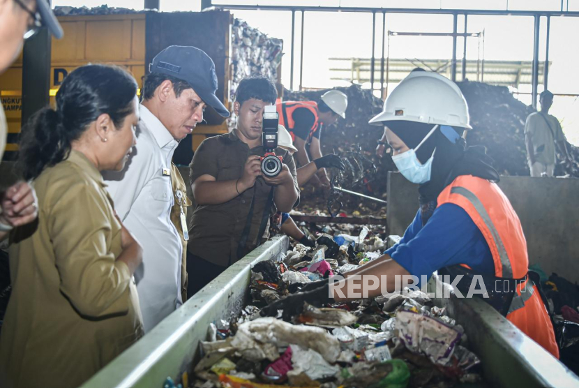 Menteri Lingkungan Hidup Hanif Faisol Nurofiq.