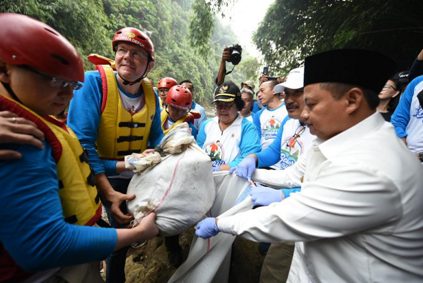 Menteri Lingkungan Hidup & Kehutanan Siti Nurbaya Bakar dan SVP HSSE Pertamina Lelin Aprianto melakukan bersih Sungai Ciliwung dalam Memperingati Hari Lingkungan Hidup Sedunia Tahun 2019, Ahad (23/6) di Yayasan Bambu Indonesia.