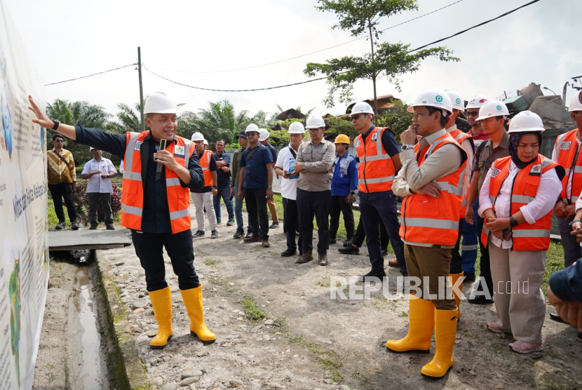 Menteri Lingkungan Hidup sekaligus Kepala Badan Pengendalian Lingkungan Hidup (BPLH) RI, Hanif Faisol Nurofiq, mengapresiasi langkah konkret Sub Holding PTPN III (Persero), PT Perkebunan Nusantara IV PalmCo, dalam mendukung program dekarbonisasi nasional. 