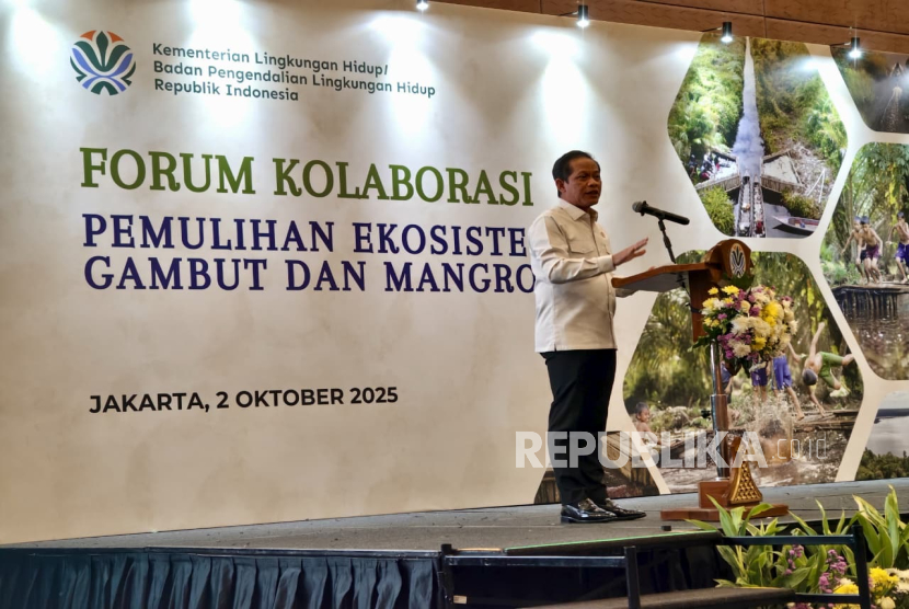 Menteri Lingkungan Hidup/Kepala BPLH Hanif Faisol Nurofiq dalam pembukaan Forum Kolaborasi Pemulihan Ekosistem Gambut dan Mangrove 2025 di Jakarta, Kamis (3/10/2025).