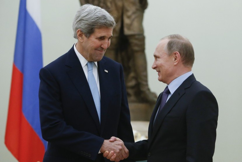 Menteri Luar Negeri Amerika John Kerry (kiri) dan Presiden Rusia Vladimir Putin (kanan)