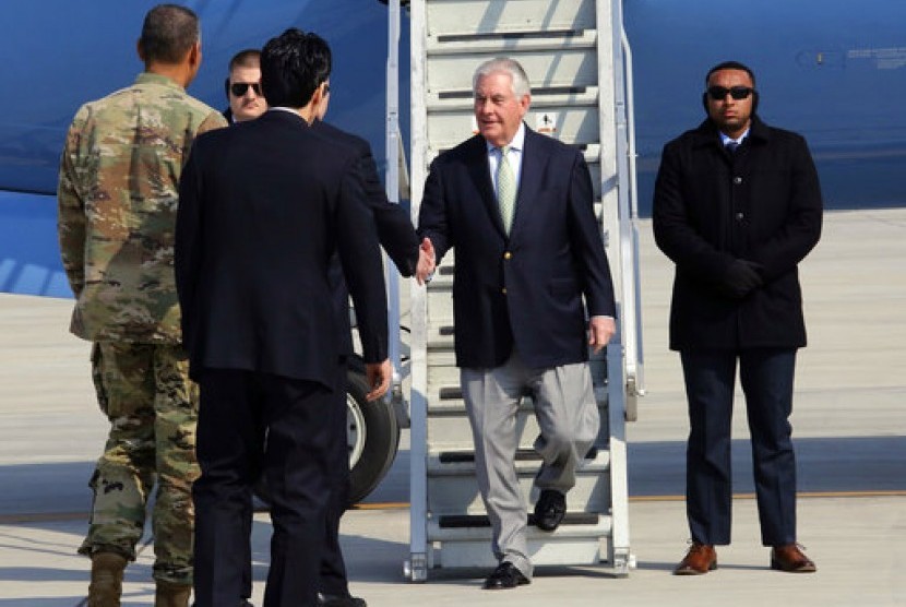 Menteri Luar Negeri Amerika Serikat (AS) Rex Tillerson (kedua dari kanan) tiba di Pangkalan Udara Osan di Pyeongtaek, Korea Selatan pada Jumat (17/3).