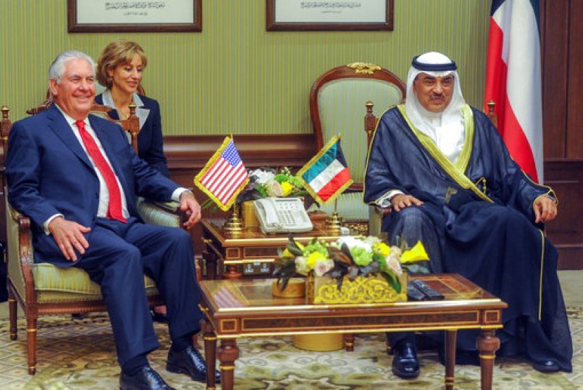 Menteri Luar Negeri Amerika Serikat (AS) Rex Tillerson (kiri) saat diterima oleh Wakil Pertama PM dan Menteri Luar Negeri Kuwait Sheikh Sabah Khalid Al Hamad Al Sabah saat tiba di Kuwait, 10 Juli 2017.